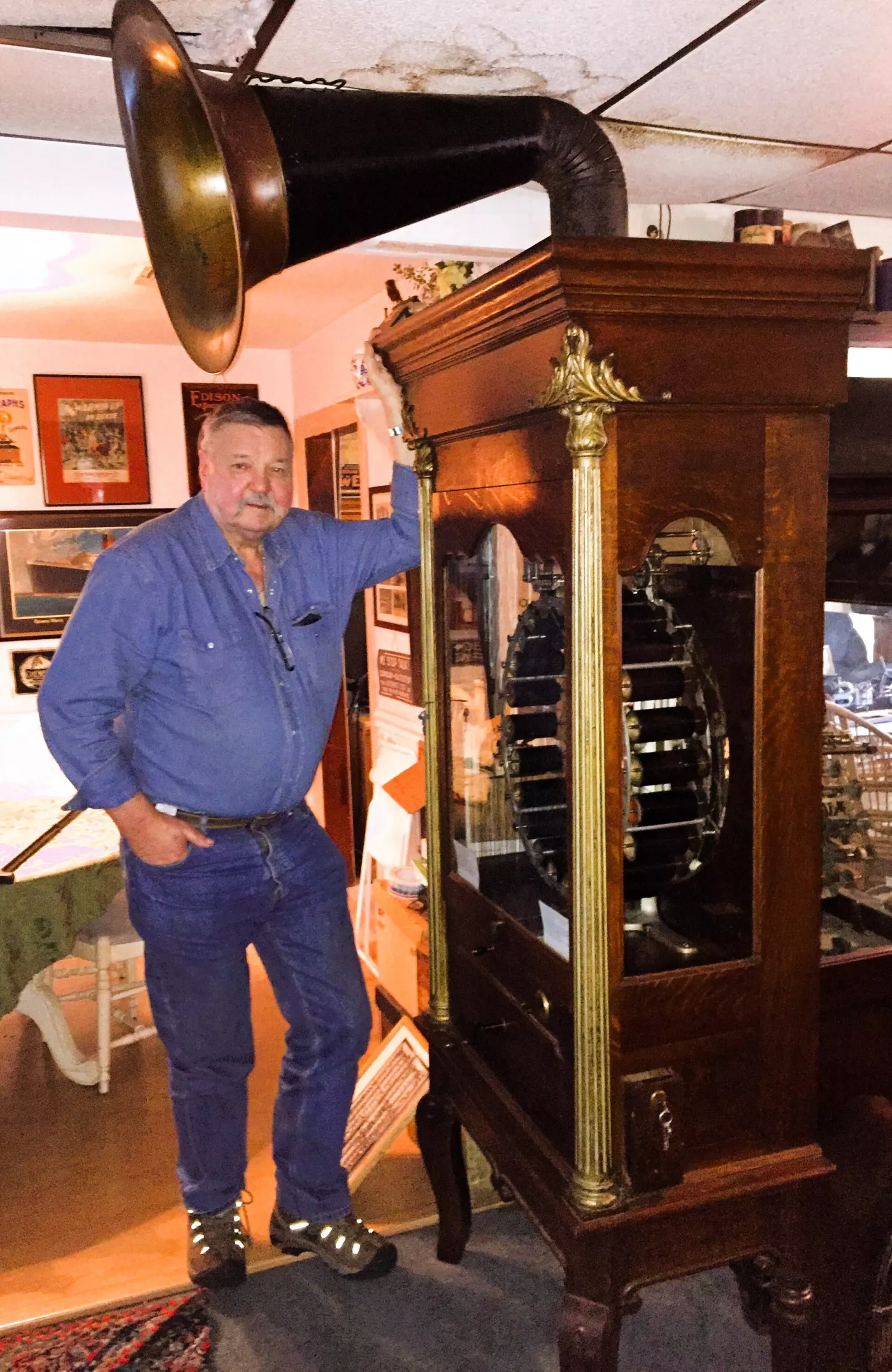 Первые клиенты без рекламного бюджета: First Juke Box in the World made by the Multi-Phonograph Company in Grand Rapids in 1904