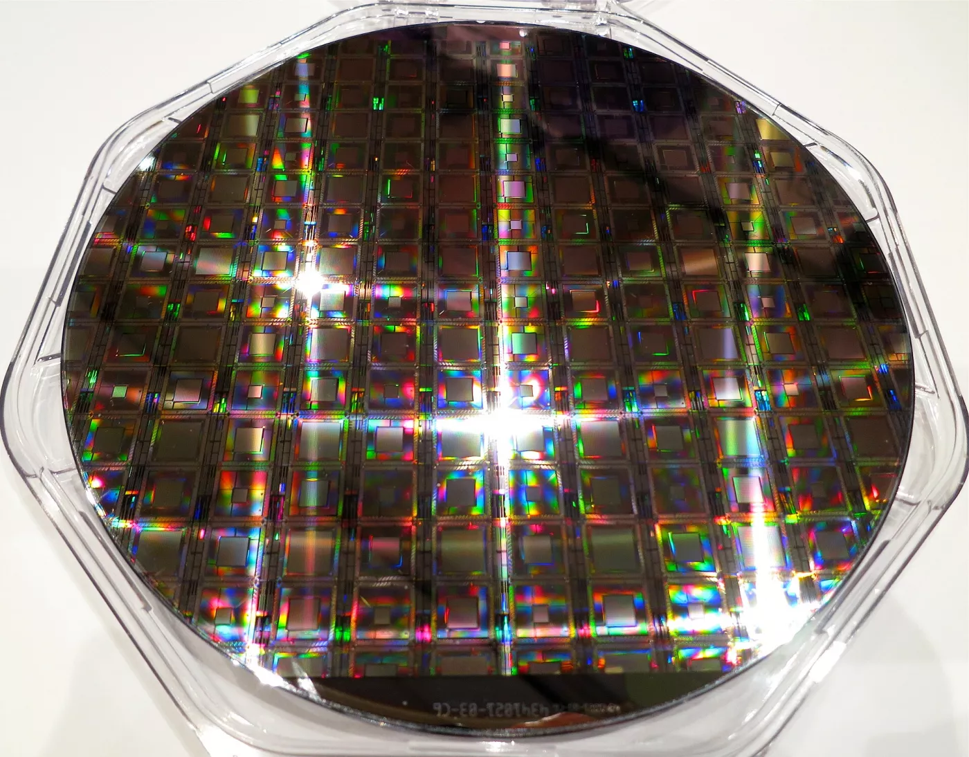 Первые клиенты без рекламного бюджета: Hot off the press — the latest D-Wave wafer of quantum processors and TIME cover story